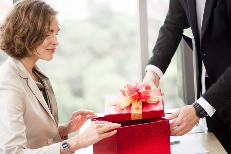 Work Anniversary Gifts for Employees: Best Picks to Show Appreciation