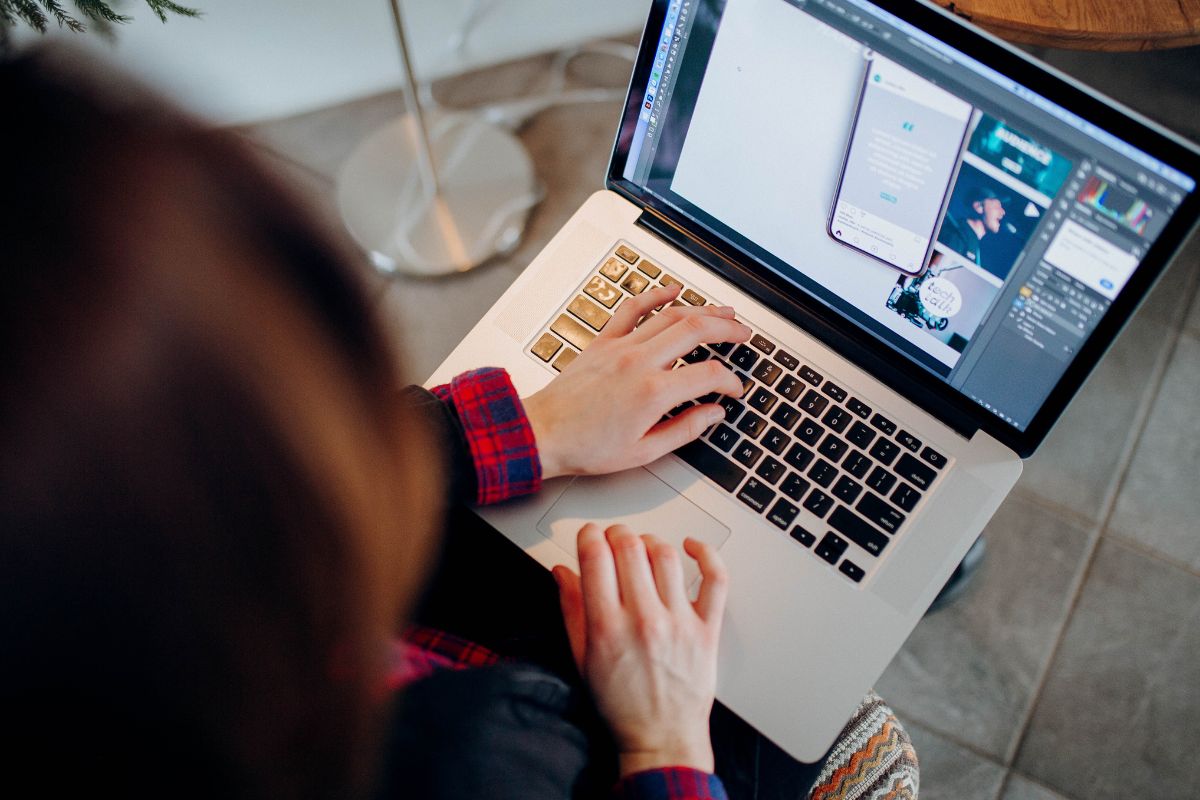 A lady working on adobe photoshop on a raster image