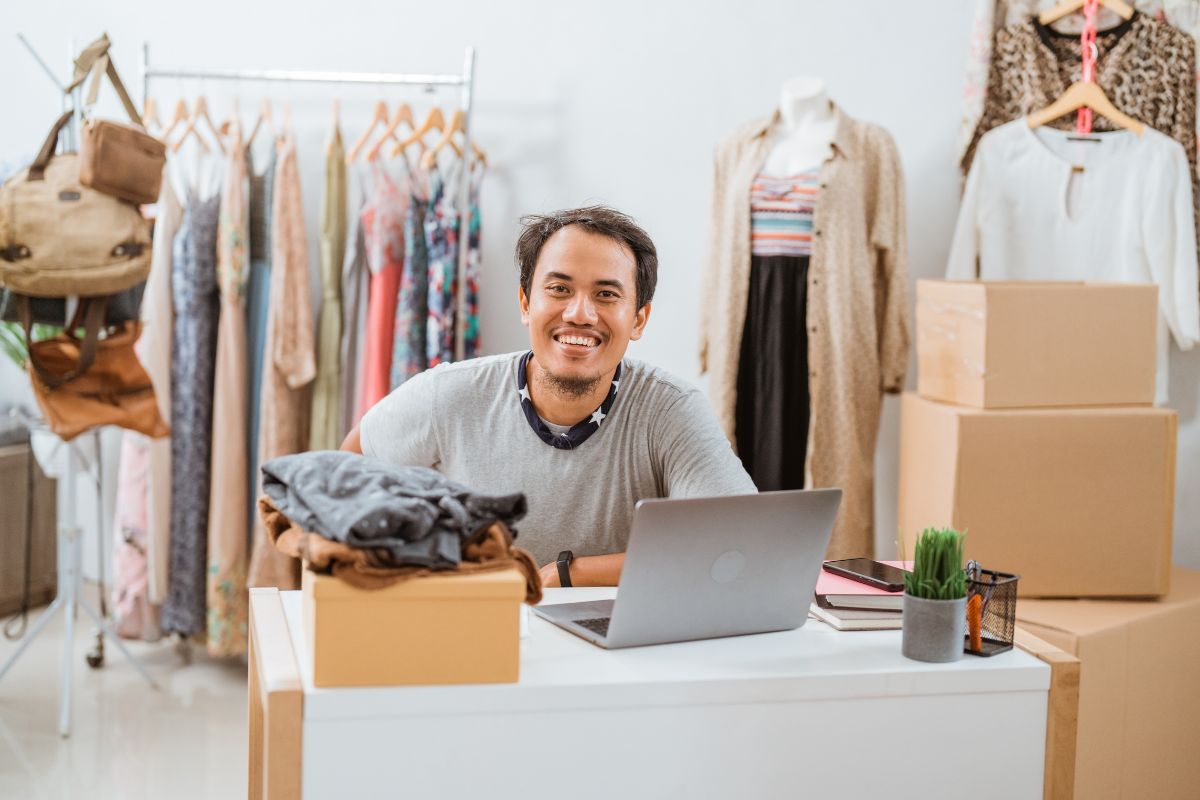 A man identifies a unique clothing niche for his dropshipping business venture