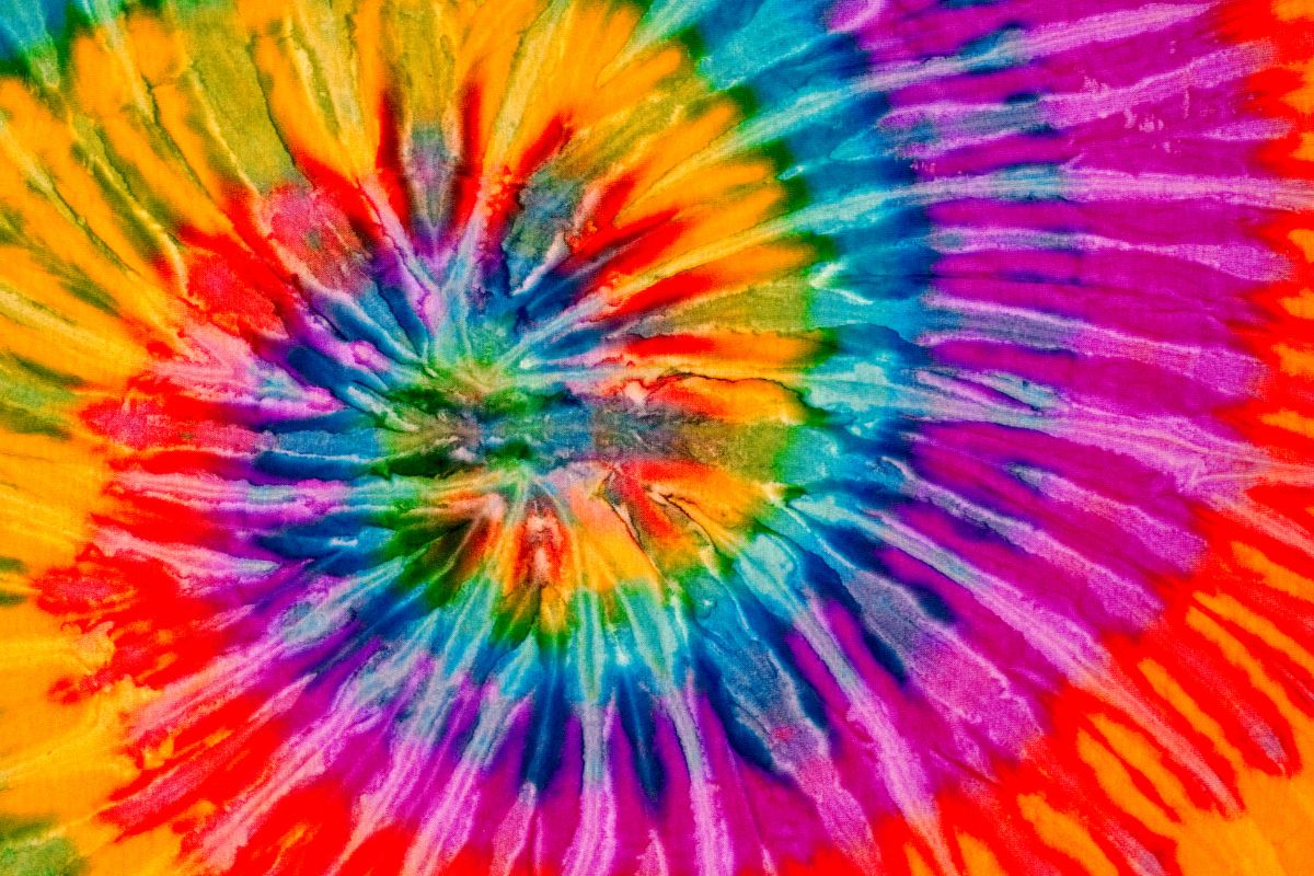 Displaying a variety of tie dye color combinations on cloth