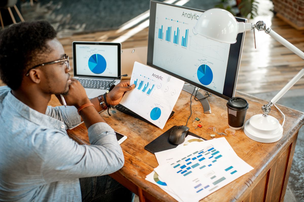 Man sitting in front of computer to learn how to sell on amazon without inventry