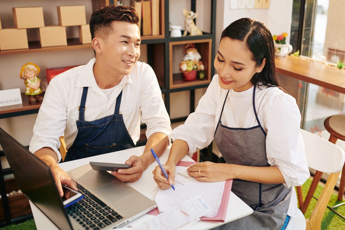 Couple strategizing to scale their branded dropshipping venture in a store