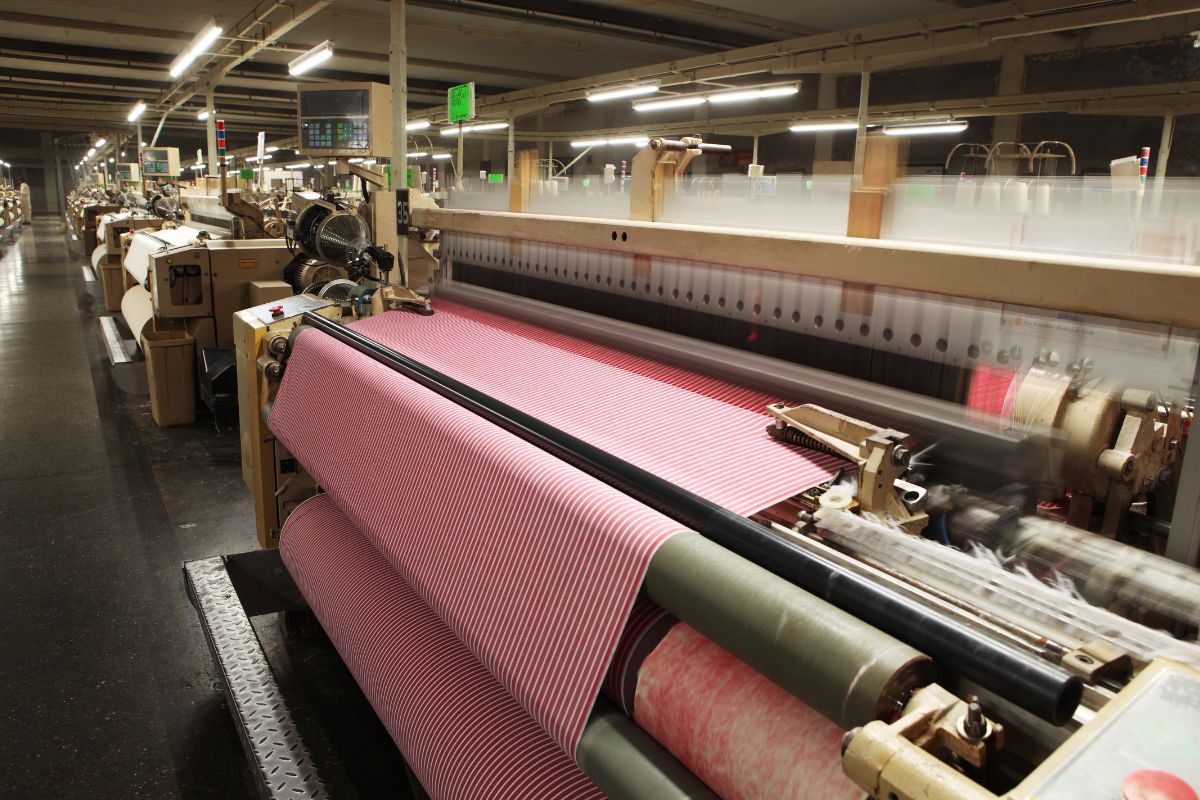 Stretching polyester fabric using a machine