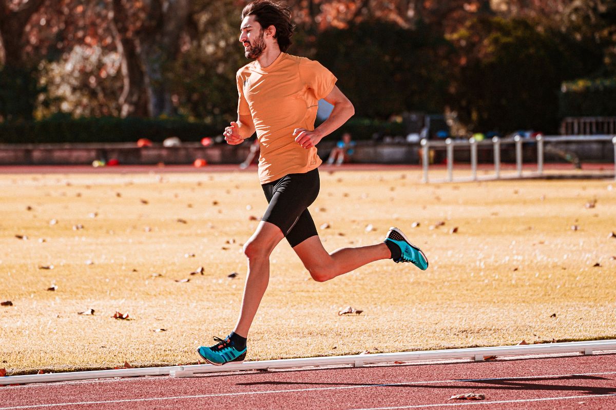 A guy running while wearing on a Gildans t shirt