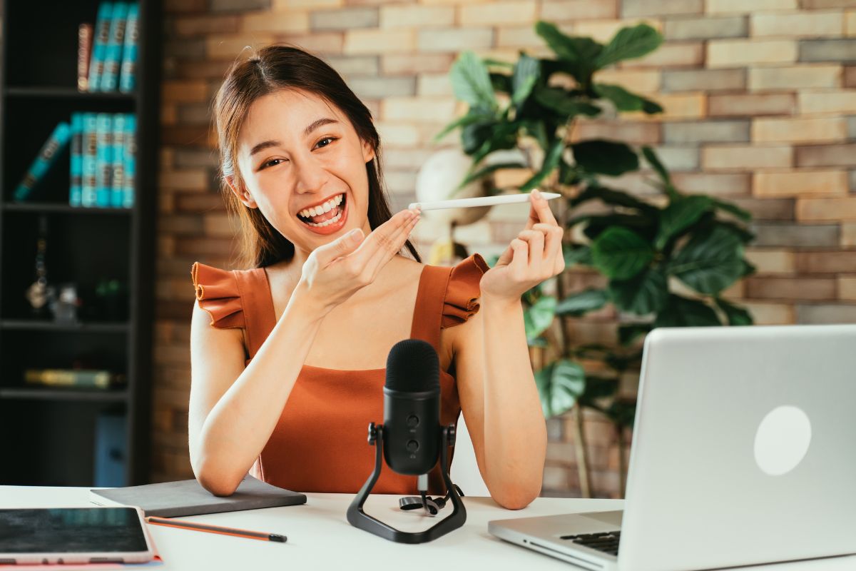 A lady promoting pen online for more promotion of the item