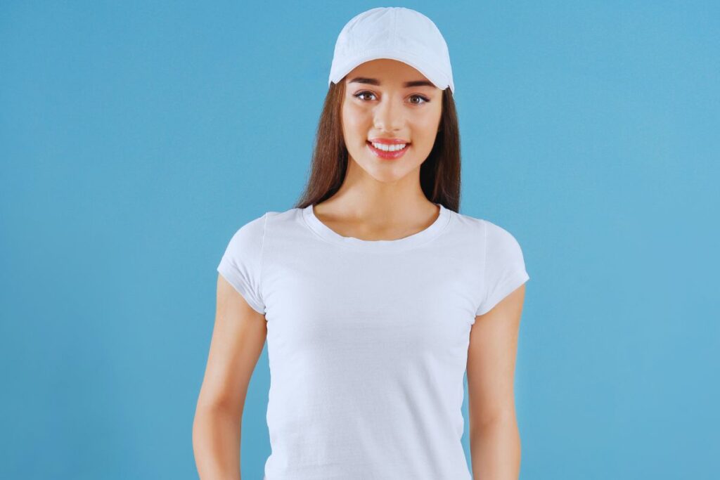 A woman wearing cap sleeve t shirt