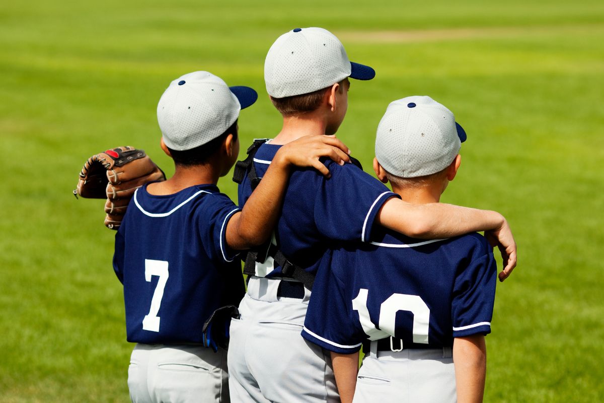 Children wearing baseball caps to get protected from direct sunlight