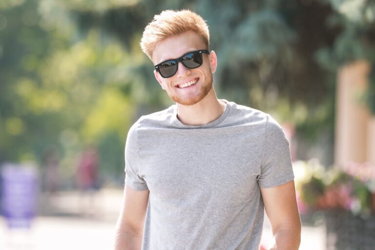 Man wearing modern slim fitted t shirt