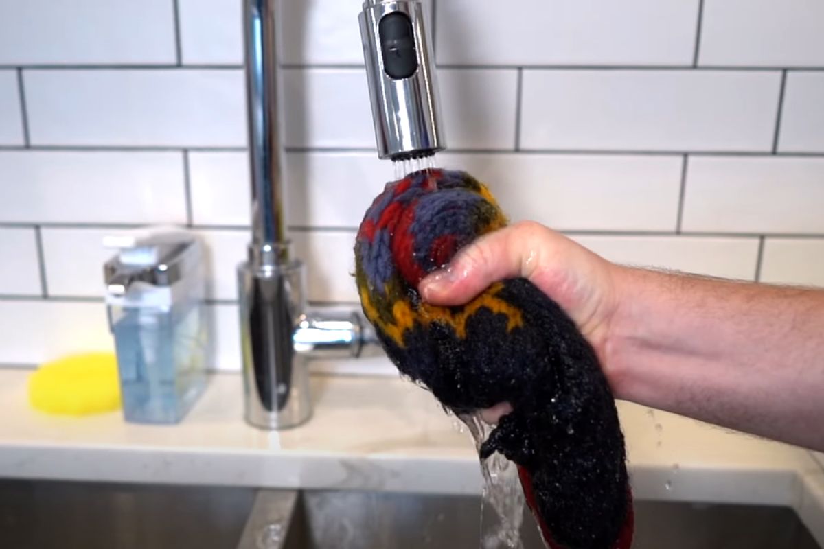 Washing beanie with hands for optimum care