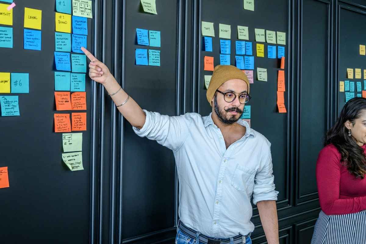 Sticky notes are being used at a corporate event
