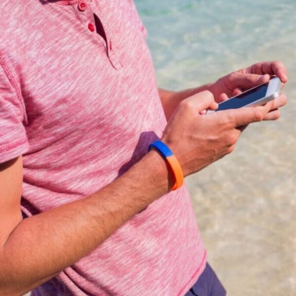 A person wearing rubber wristband while doing exercise.